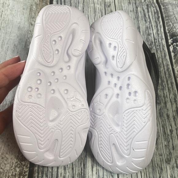 Kids Jordan 11 CMFT LOW Black Sneakers with Red Accents SIZE 8C - Picture 7 of 10